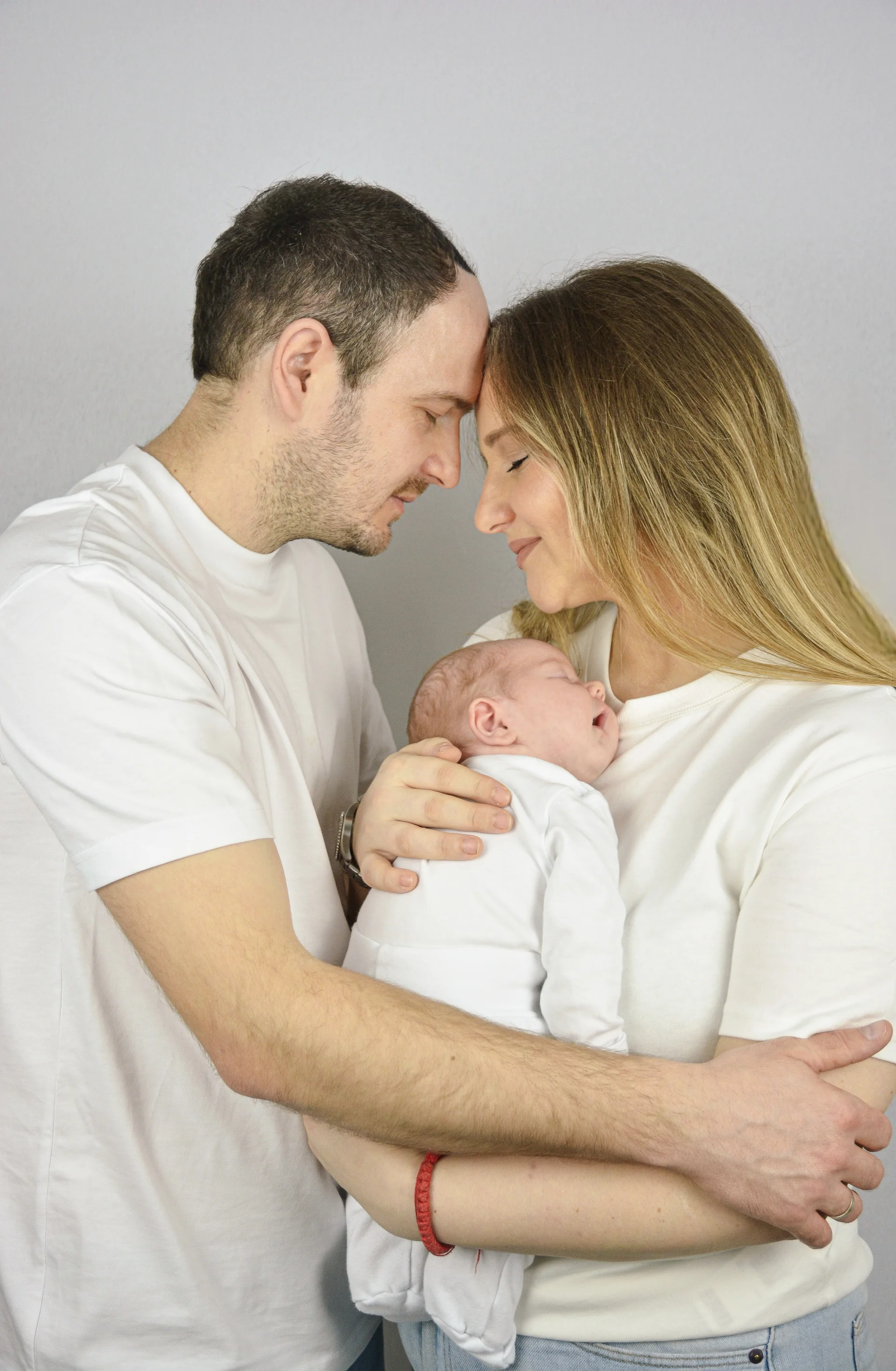 Beba i roditelji - prva porodična fotografija