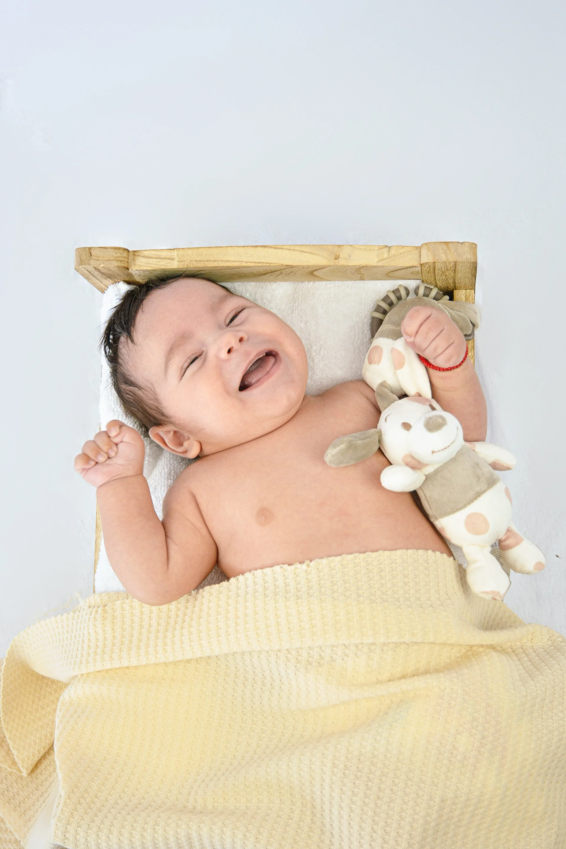 Novorođenče u toplom zagrljaju - fotografija sa bebom