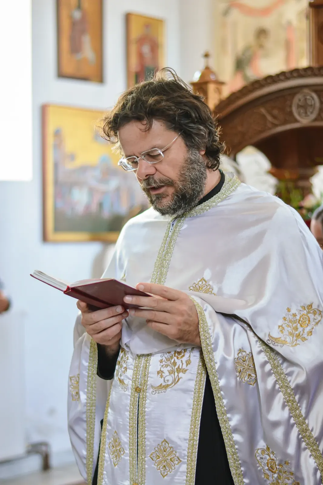 Sveštenik čita molitvu tokom obreda krštenja