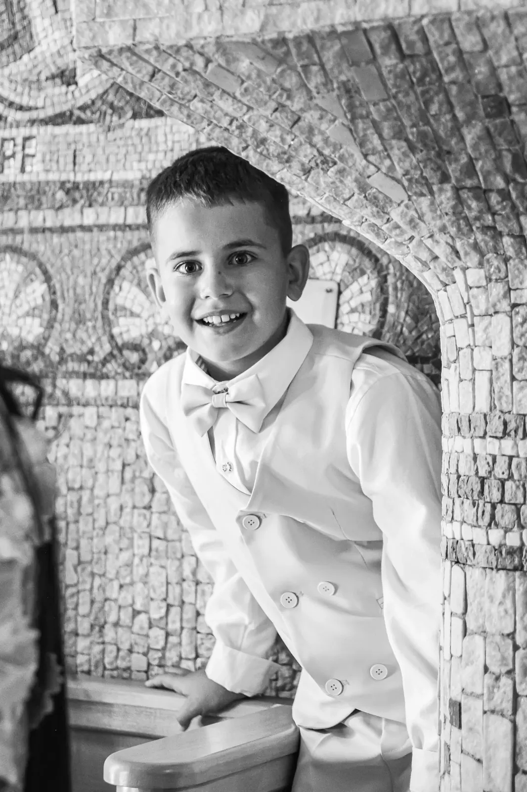 Crno-beli portret dečaka na krštenju u crkvi
