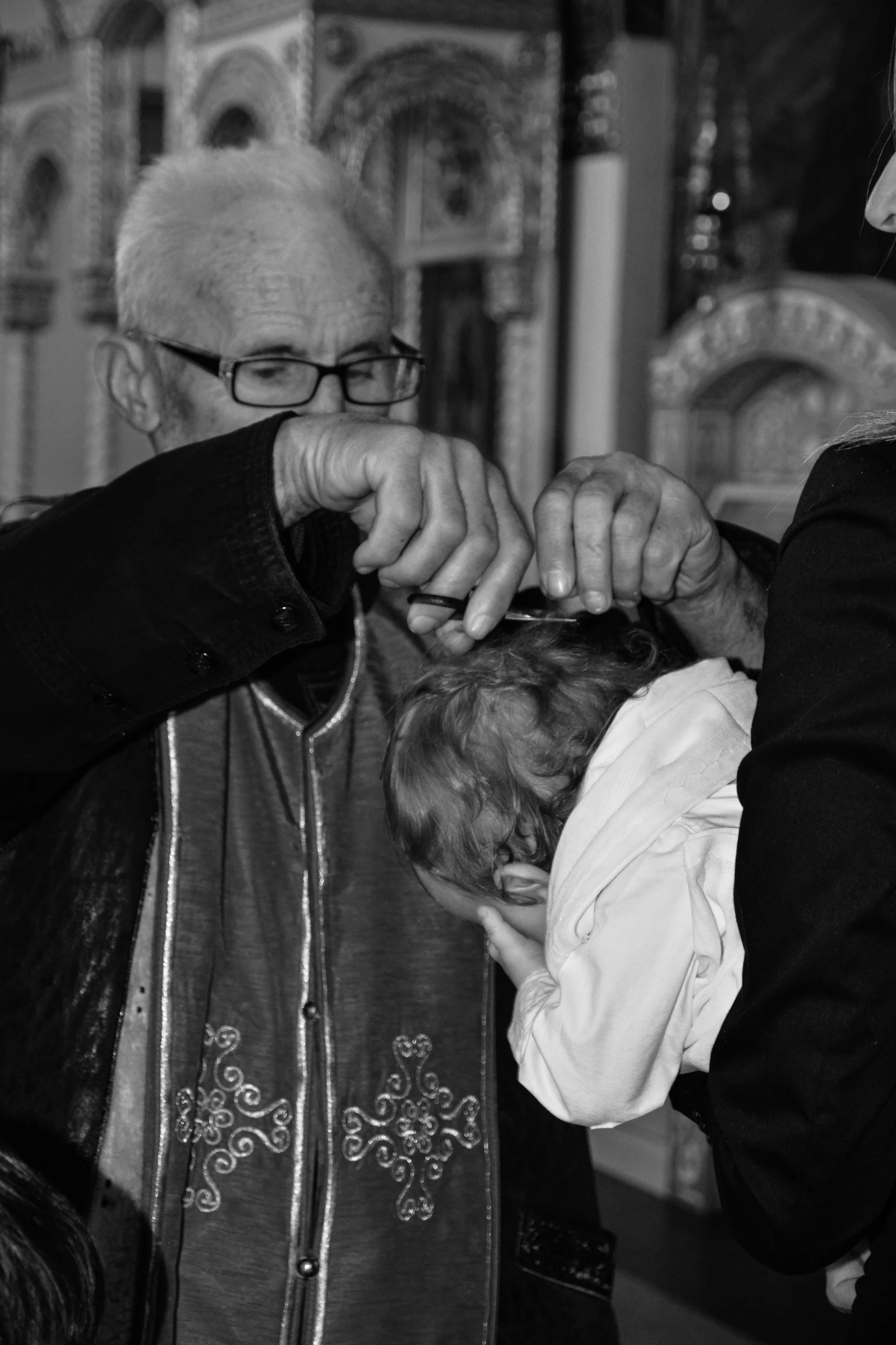 Krštenje - srećni roditelji i kuma sa bebom