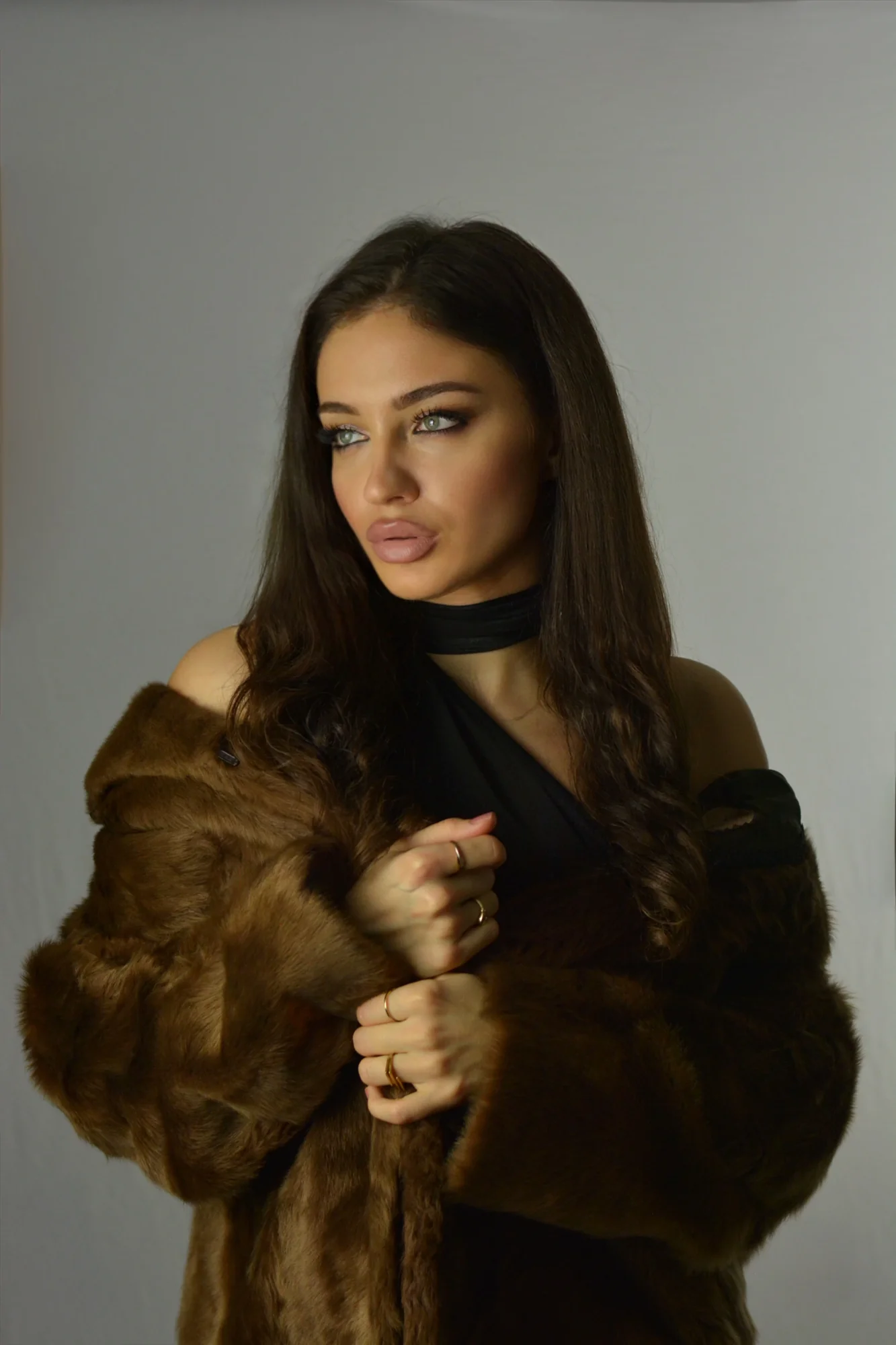 Devojka pozira za profesionalni modeling portfolio