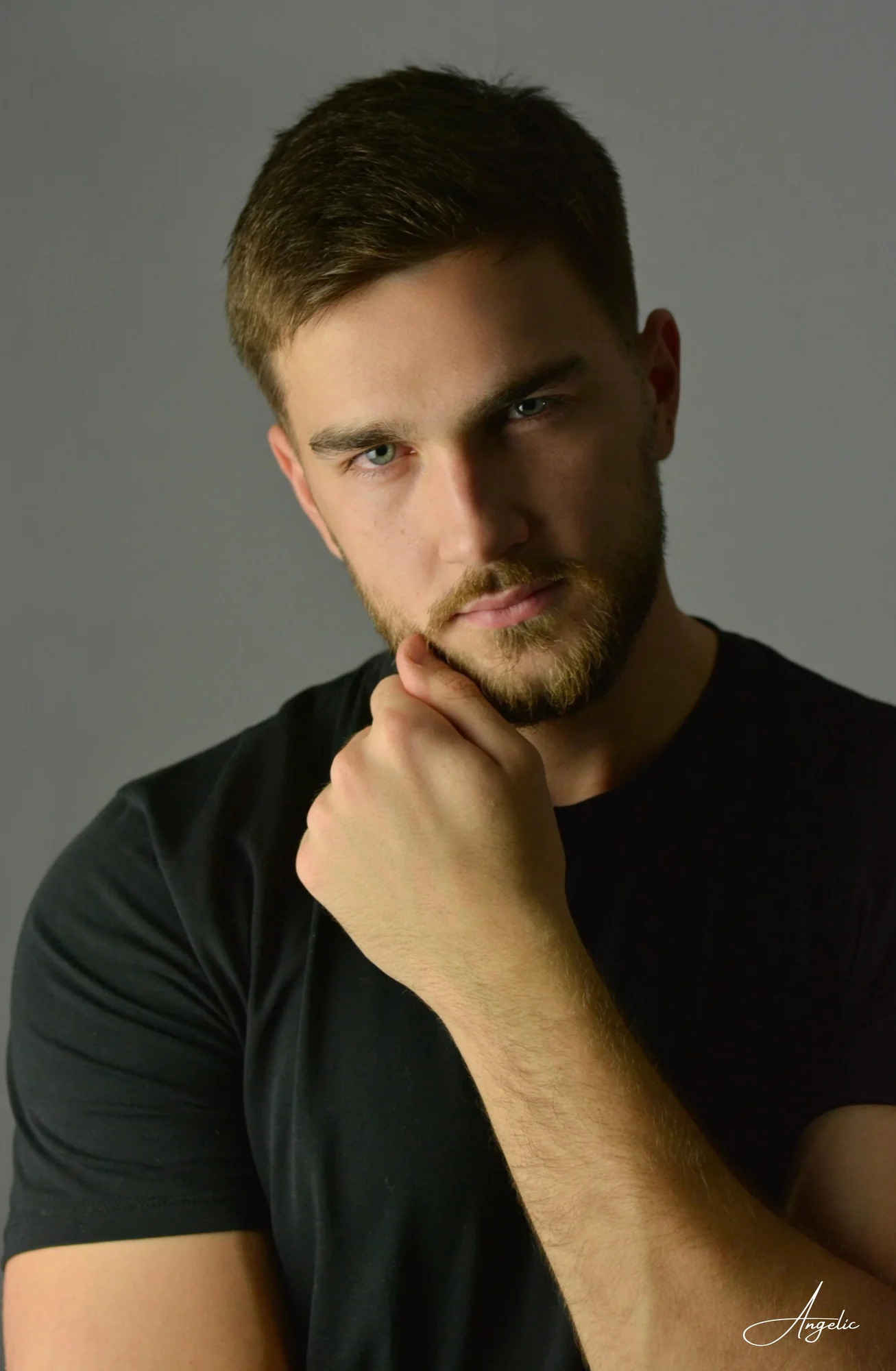 Devojka pozira za kreativni modeling portret u studiju
