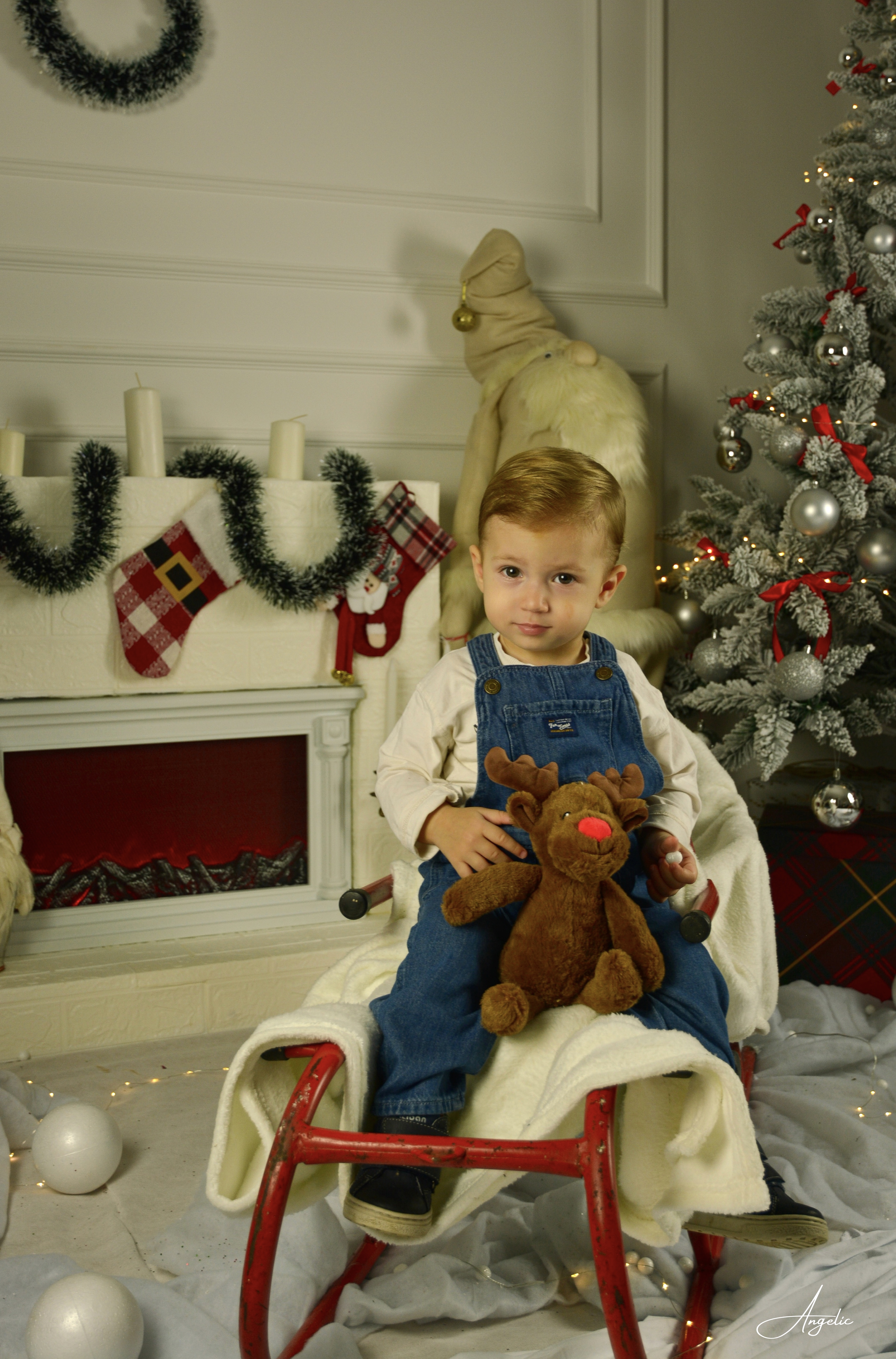 Porodica u usklađenoj odeći na fotografisanju