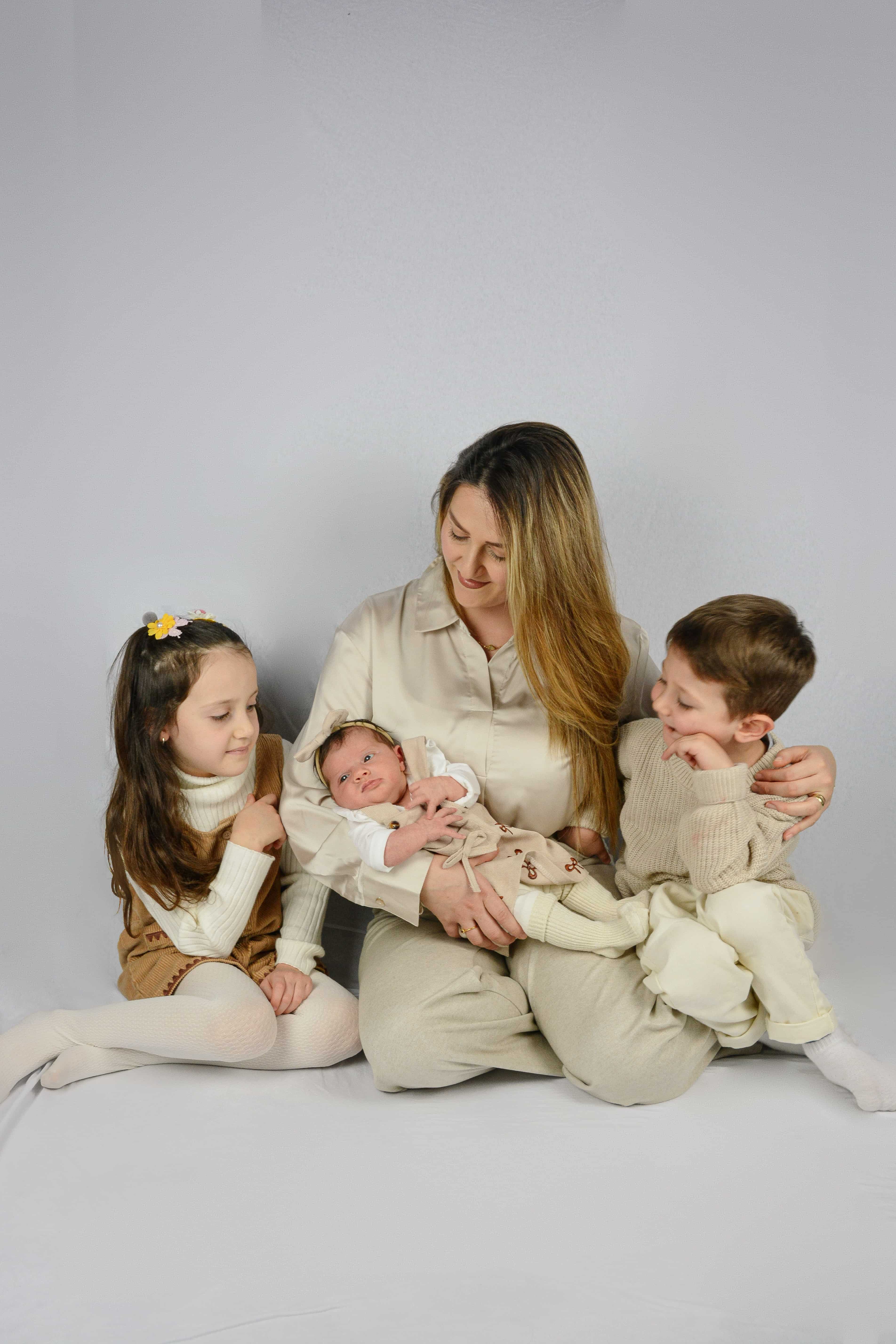 Porodična fotografija - deca se igraju sa roditeljima