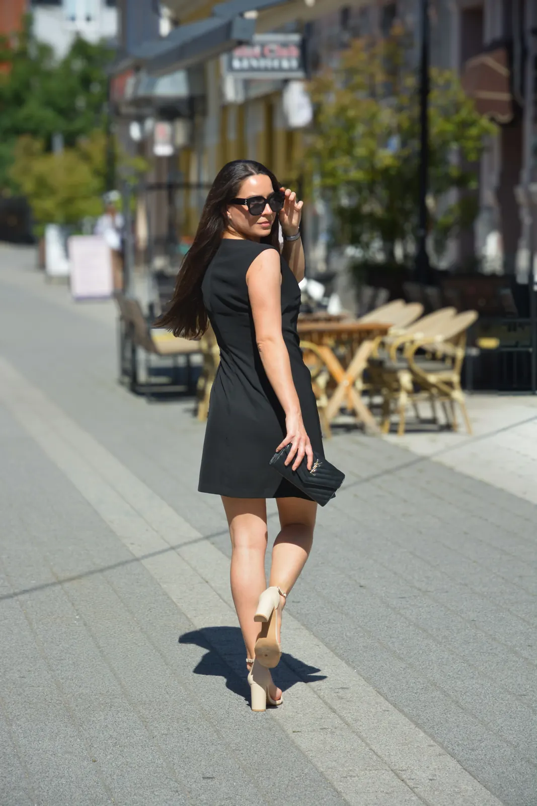 Crna letnja haljina na modelu, gradski ambijent – studio Angelic Photo
