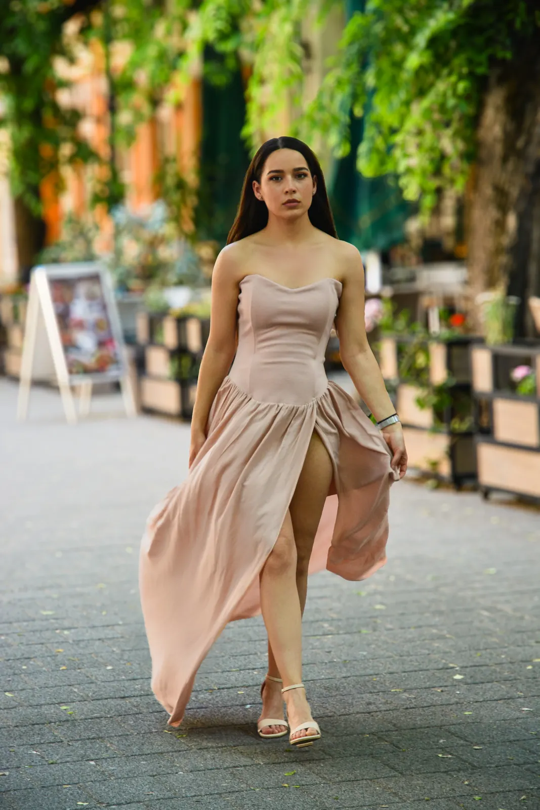 Puder roze duga haljina na modelu u pokretu – studio Angelic Photo