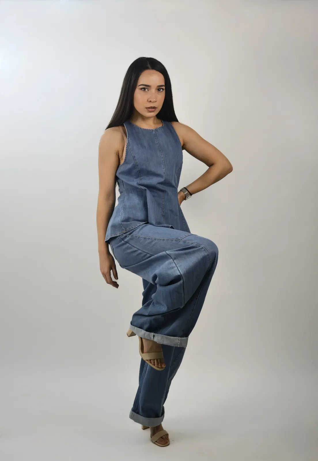 Teksas kombinezon na modelu u studiju – studio Angelic Photo