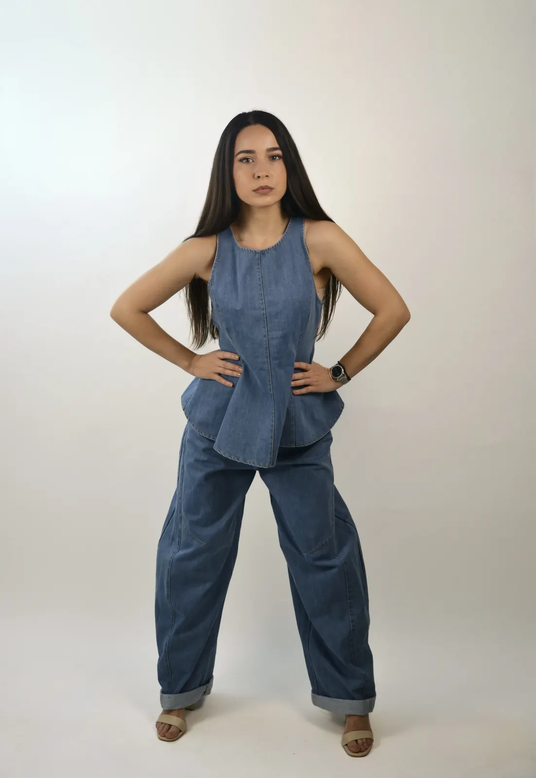 Teksas kombinezon na modelu, studijska poza – studio Angelic Photo
