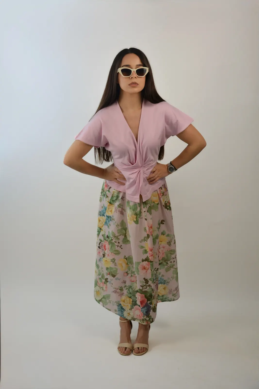 Roze bluza i cvetna suknja na modelu u studiju – studio Angelic Photo