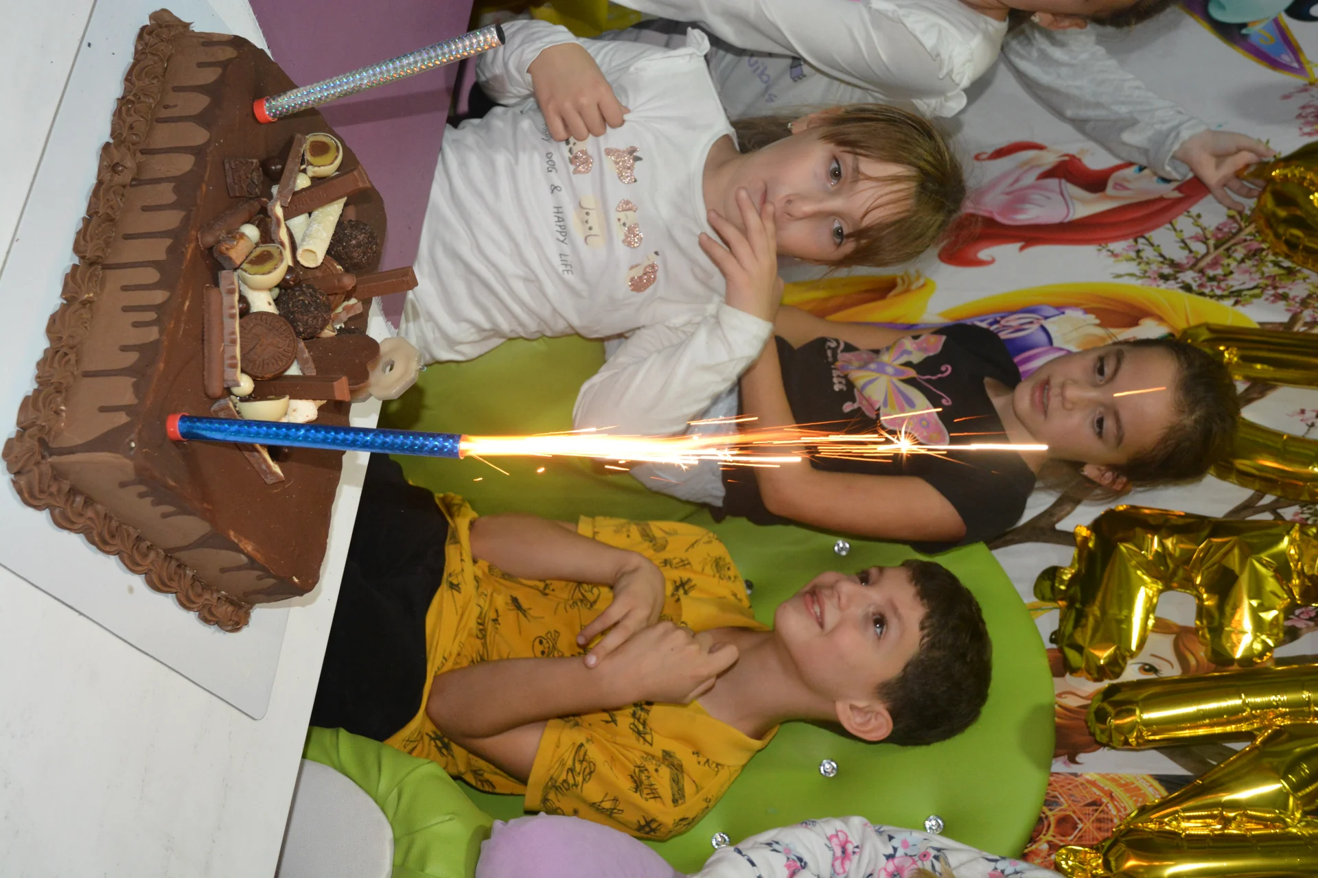 Рођendanska fotografija - torta, baloni i radost