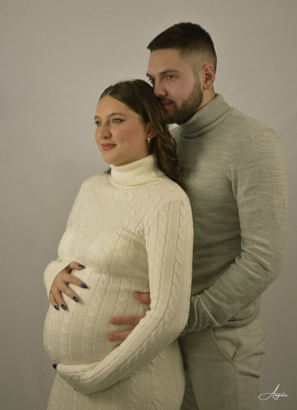 Trudnička fotografija u prirodi - zlatno svetlo i topli tonovi