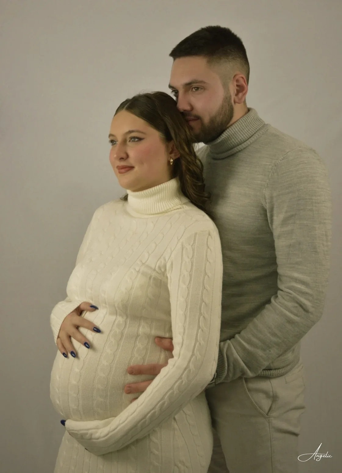 Trudnička fotografija u prirodi - zlatno svetlo i topli tonovi