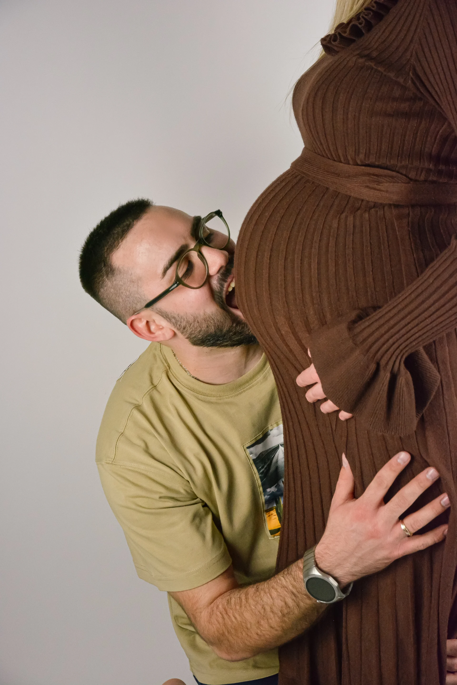 Trudnička fotografija - mama i tata čekaju bebu zajedno