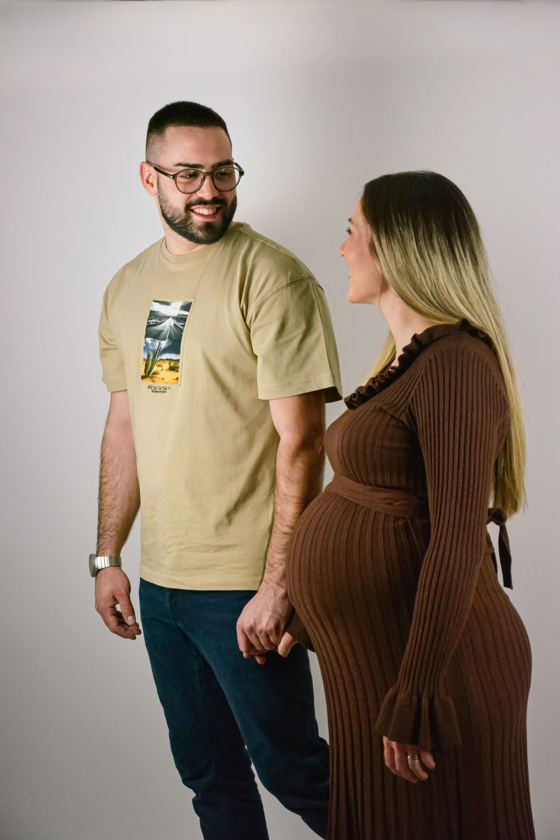 Fotografisanje trudnica na otvorenom - prirodno svetlo i emocije