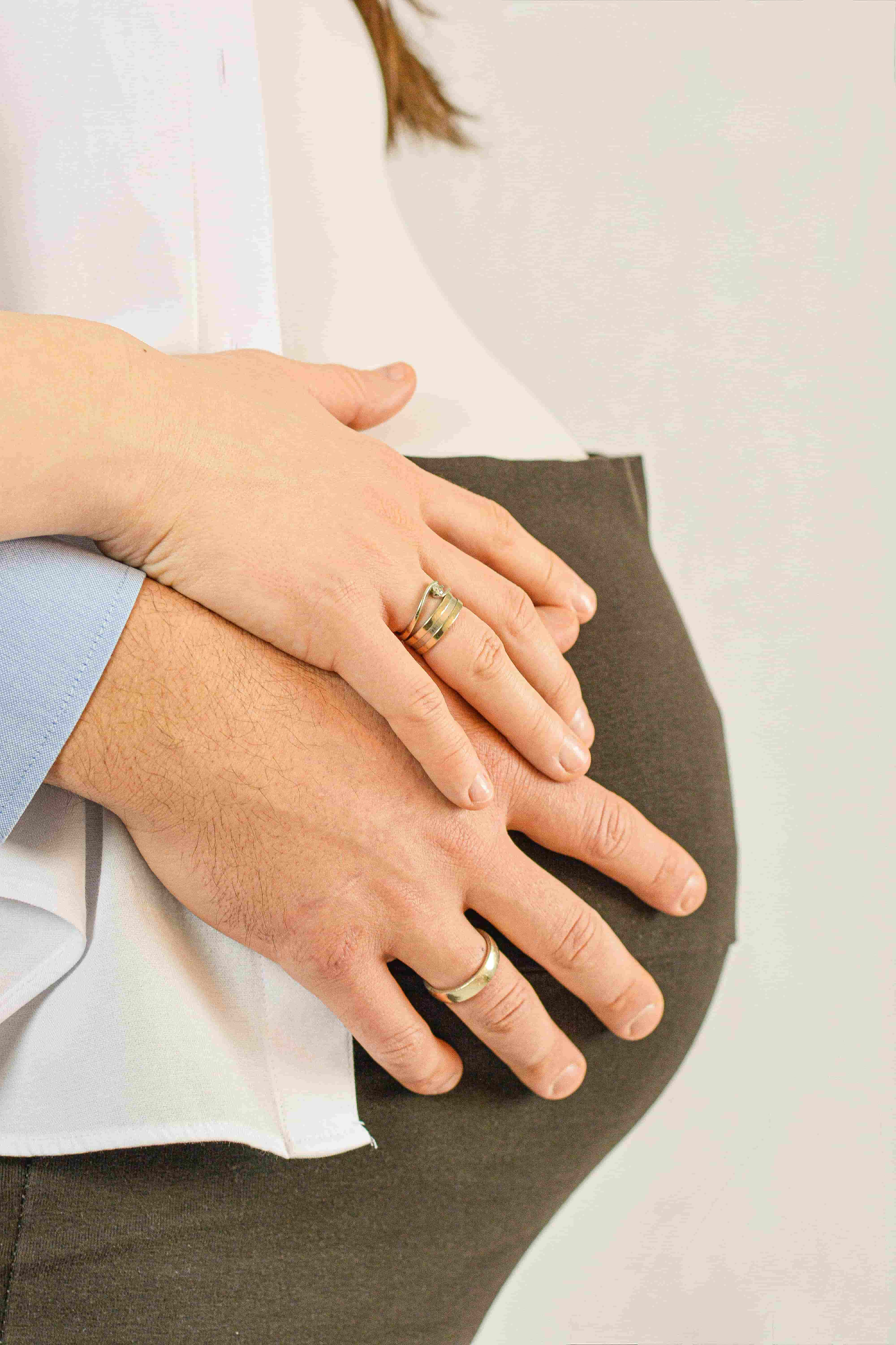 Trudnica sa partnerom - emotivna fotografija para koji čeka bebu