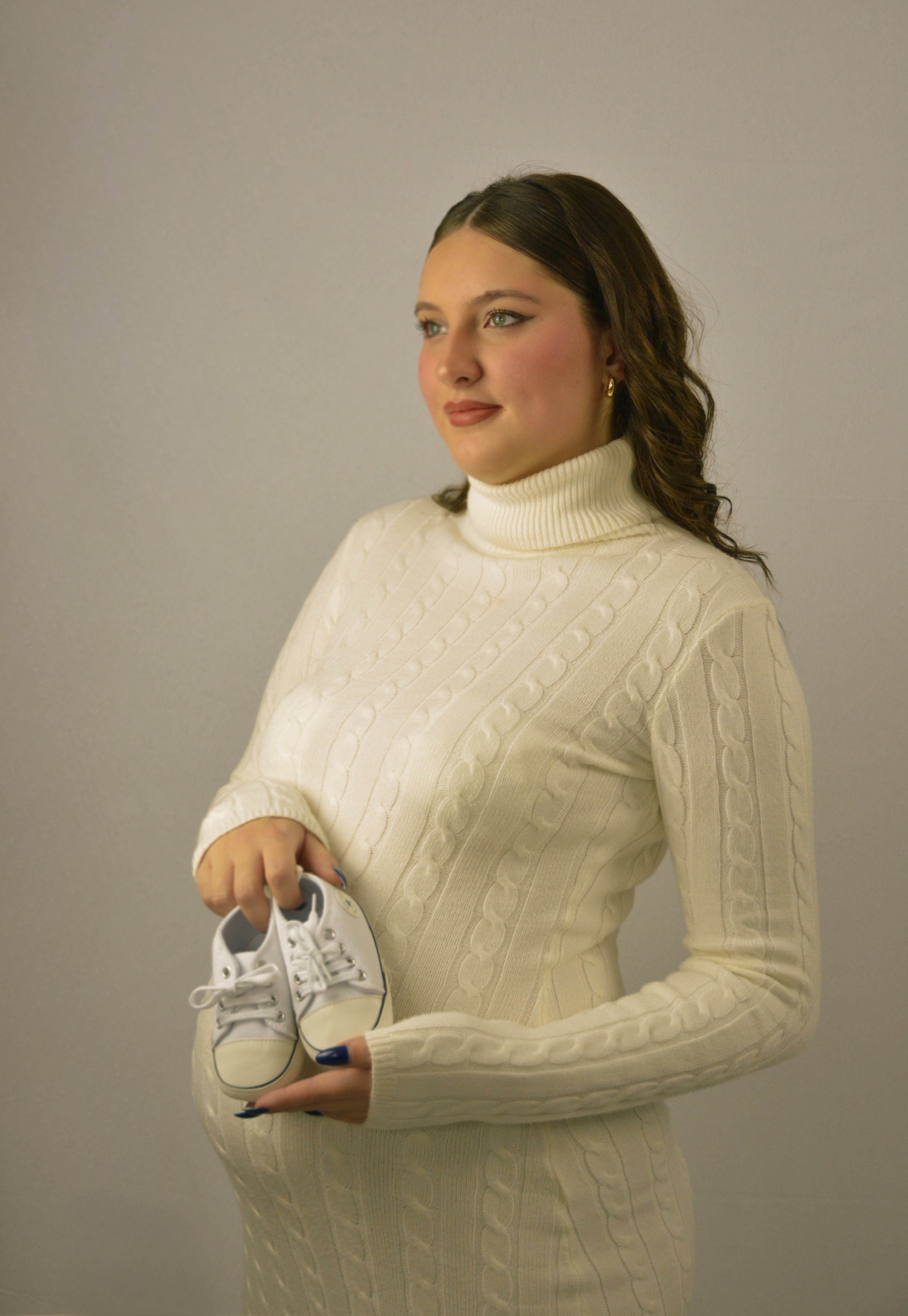 Trudnička fotografija - buduća mama u beloj haljini