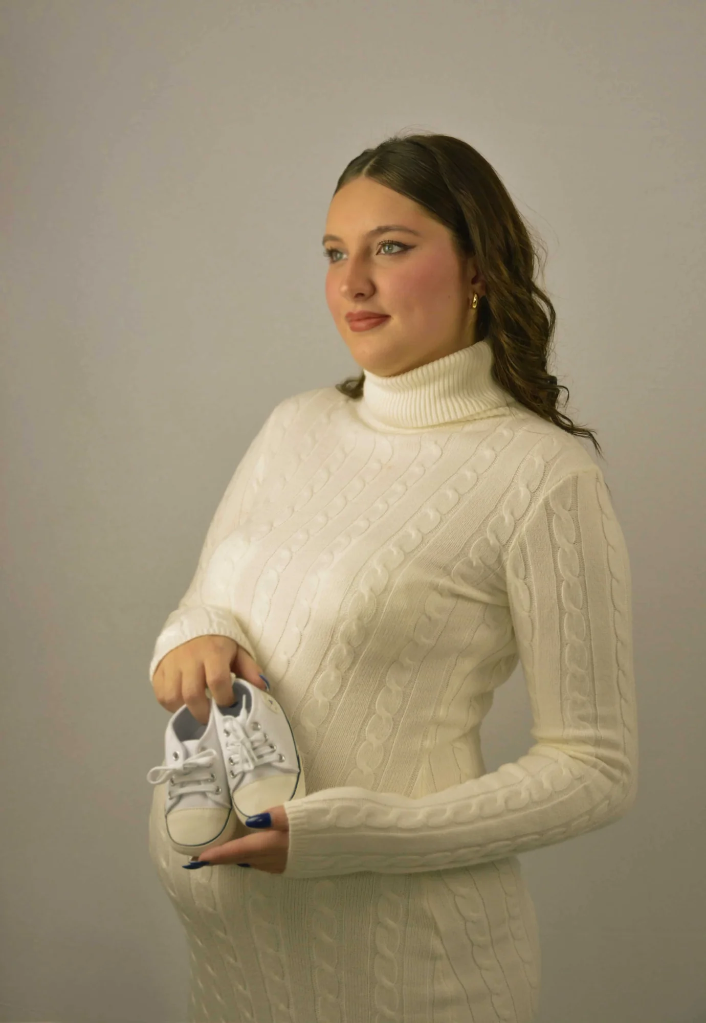 Trudnička fotografija - buduća mama u beloj haljini