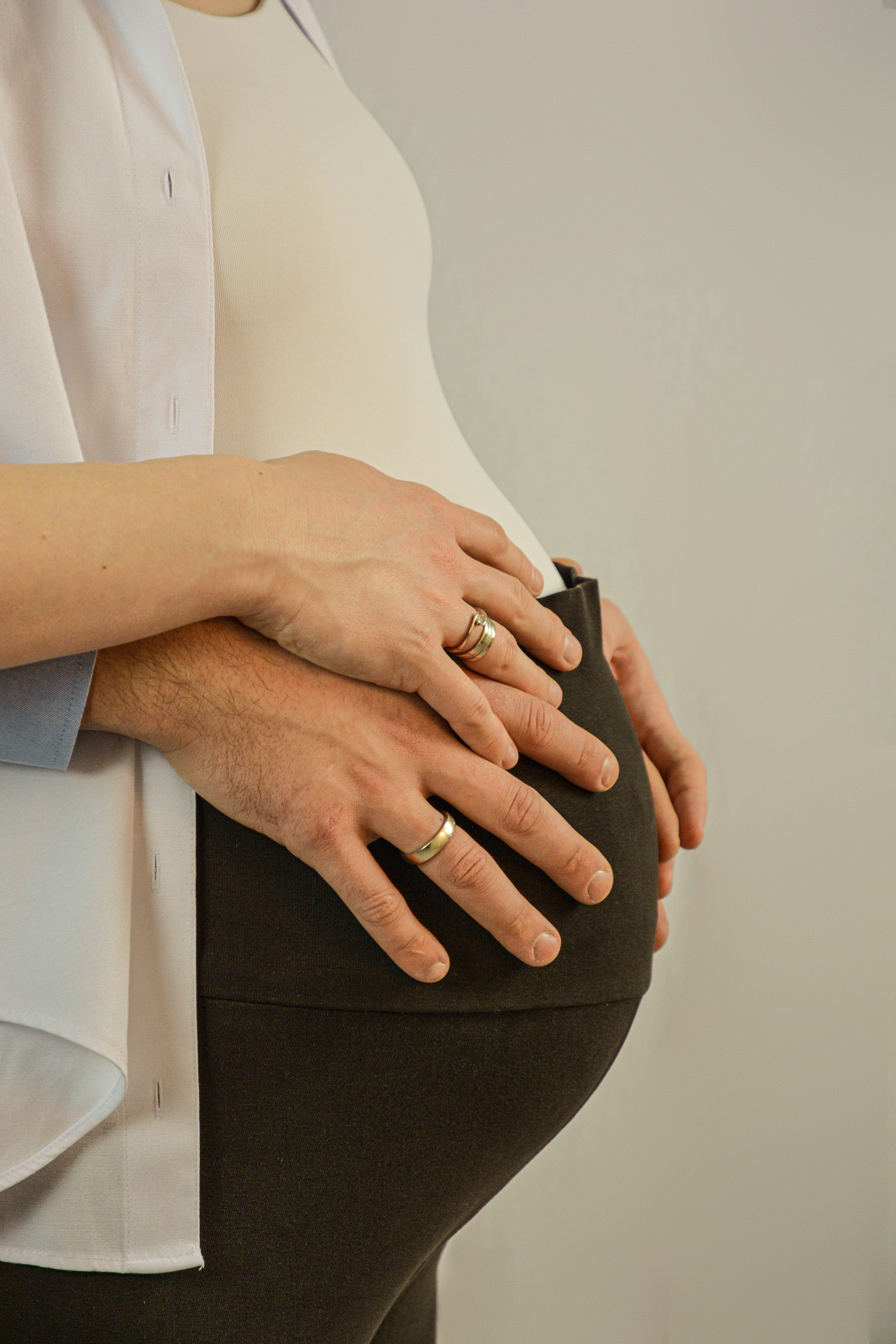 Porodična trudnička fotografija - par čeka bebu