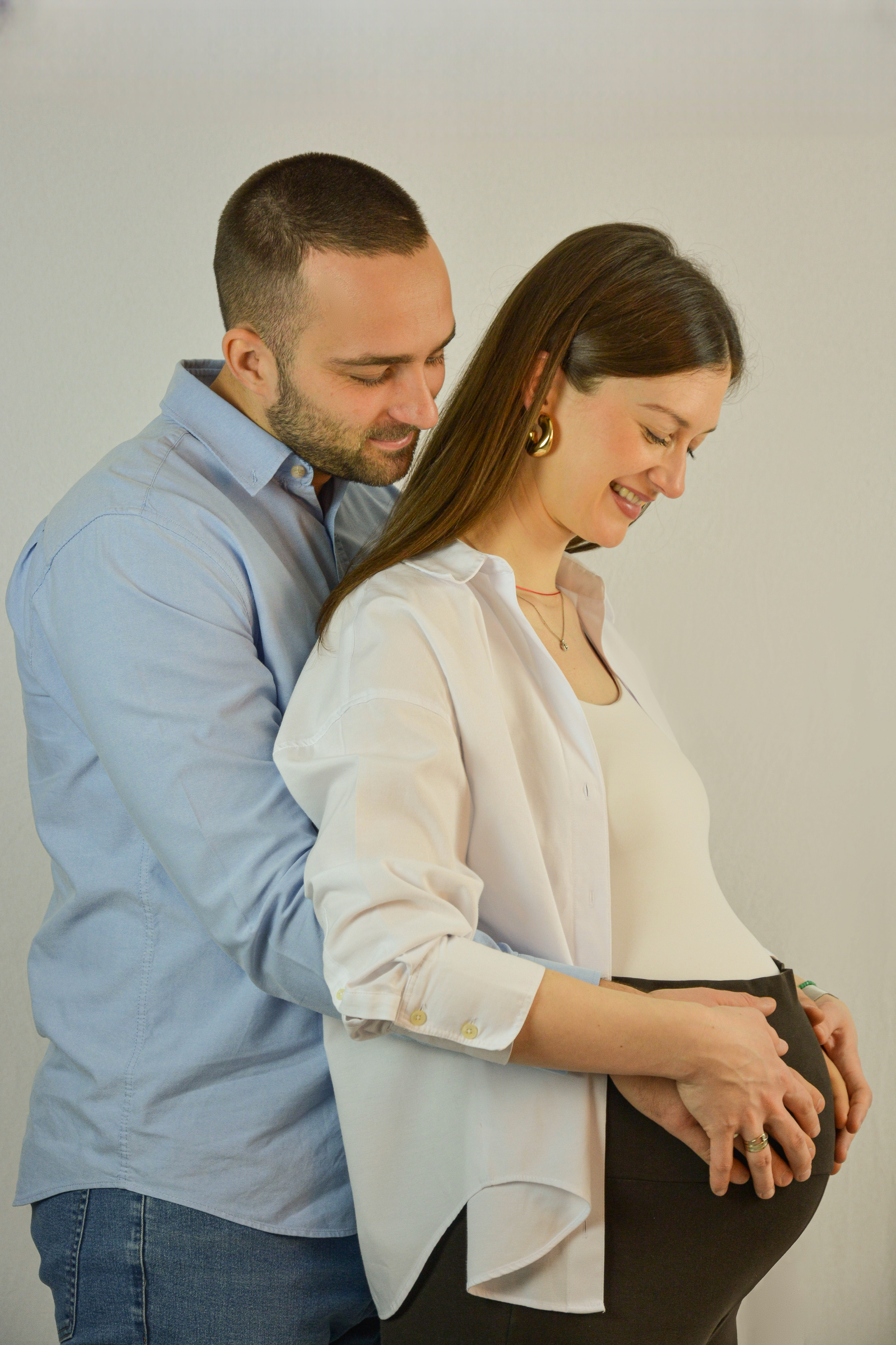 Detalj trudničke fotografije - nežni tonovi