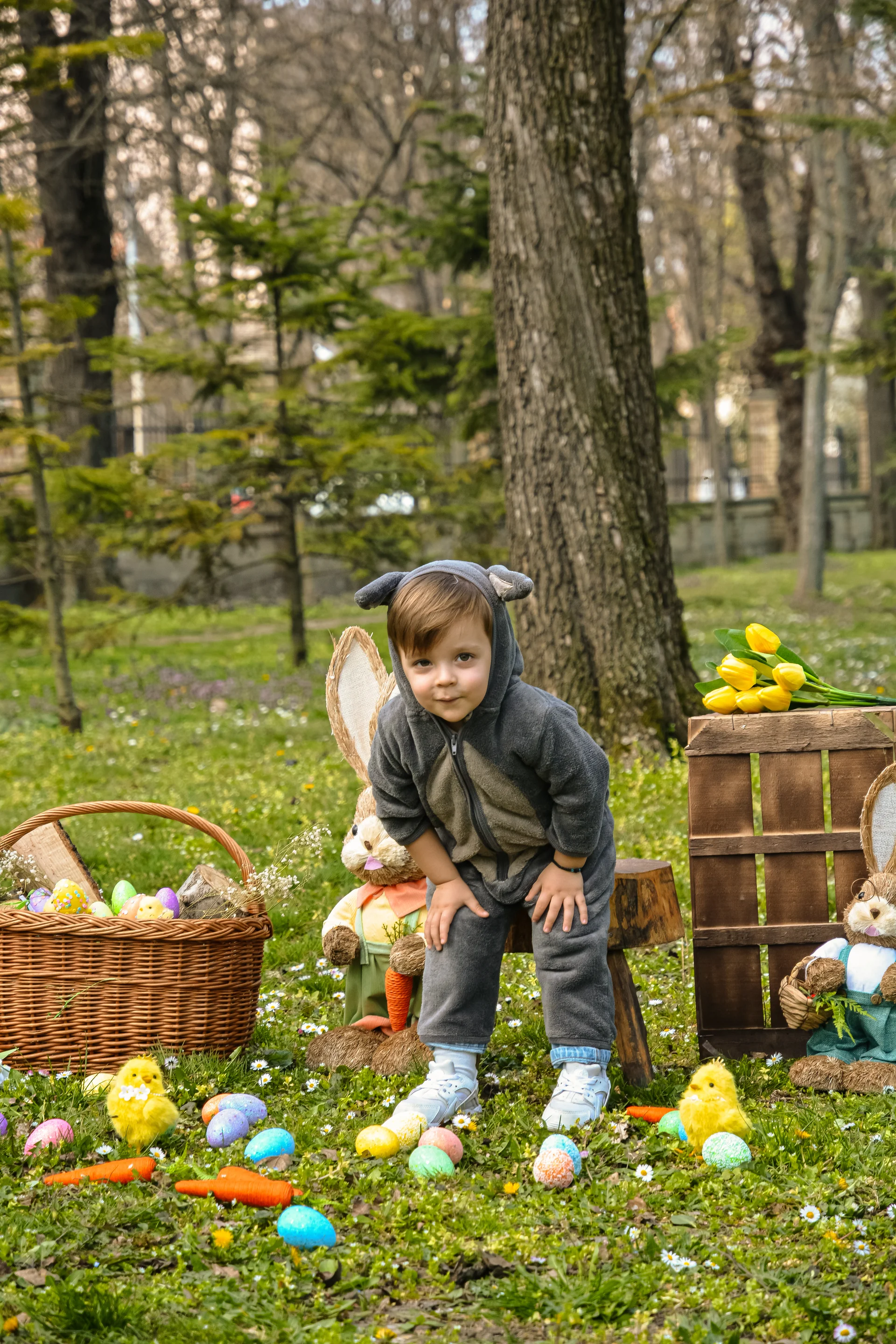 Uskršnja foto sesija u prirodi sa rekvizitima