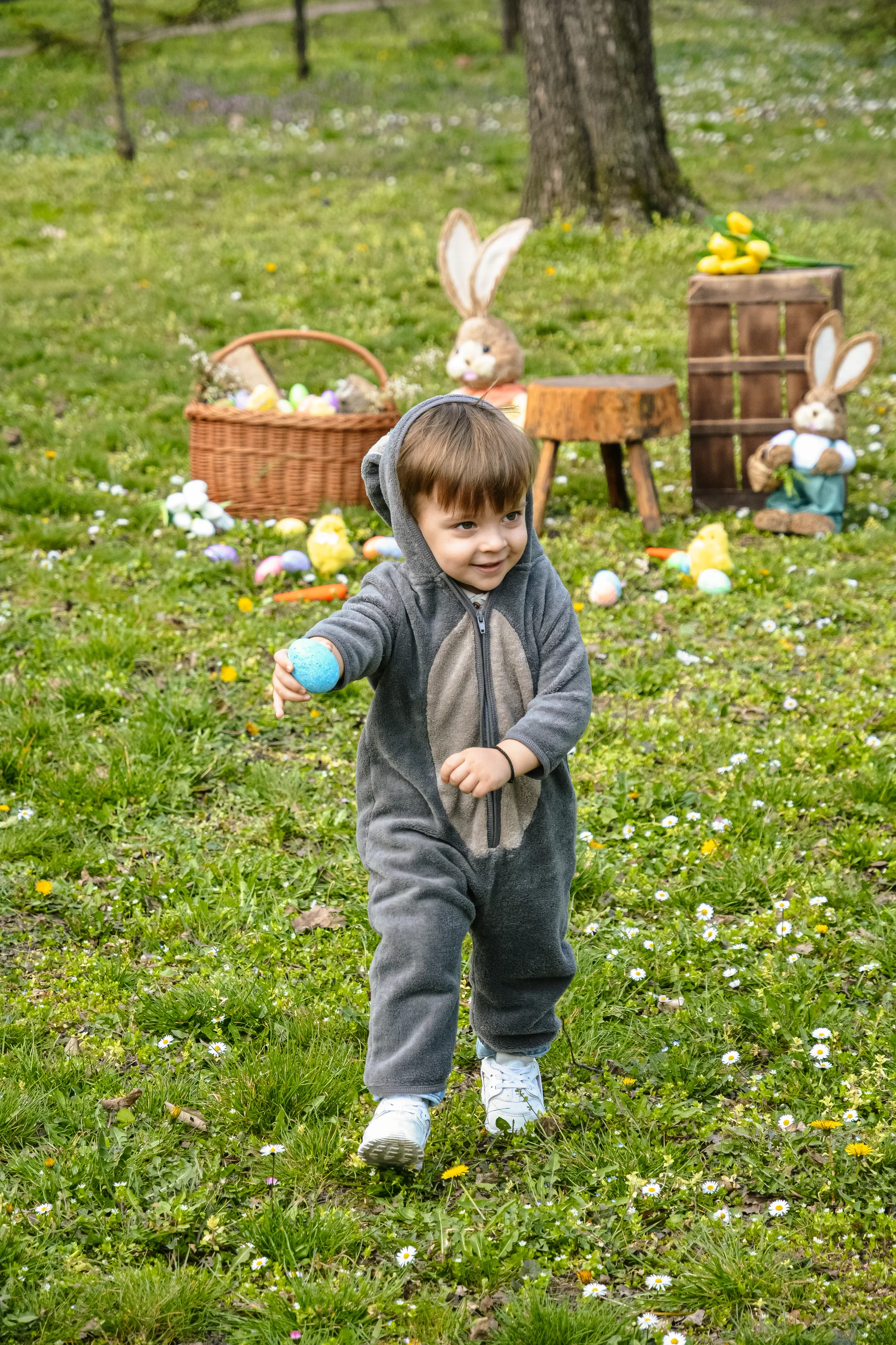 Deca na uskršnjoj foto sesiji u prirodi