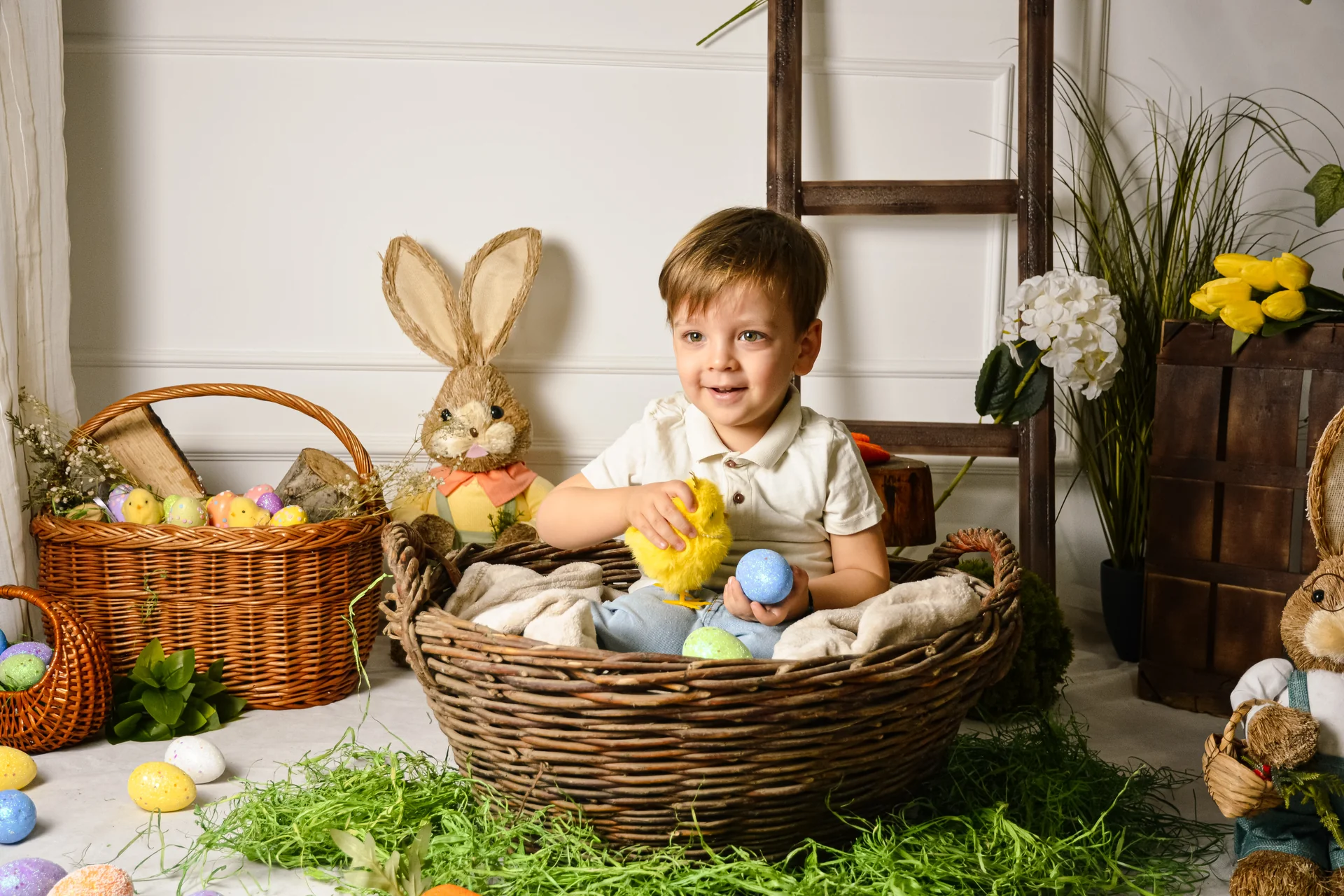 Uskršnje fotografisanje bebe u studiju sa uskršnjom dekoracijom