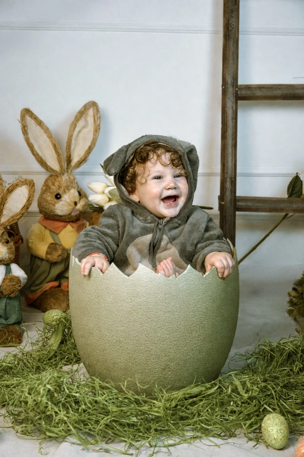 Dete na uskršnjoj foto sesiji u studiju