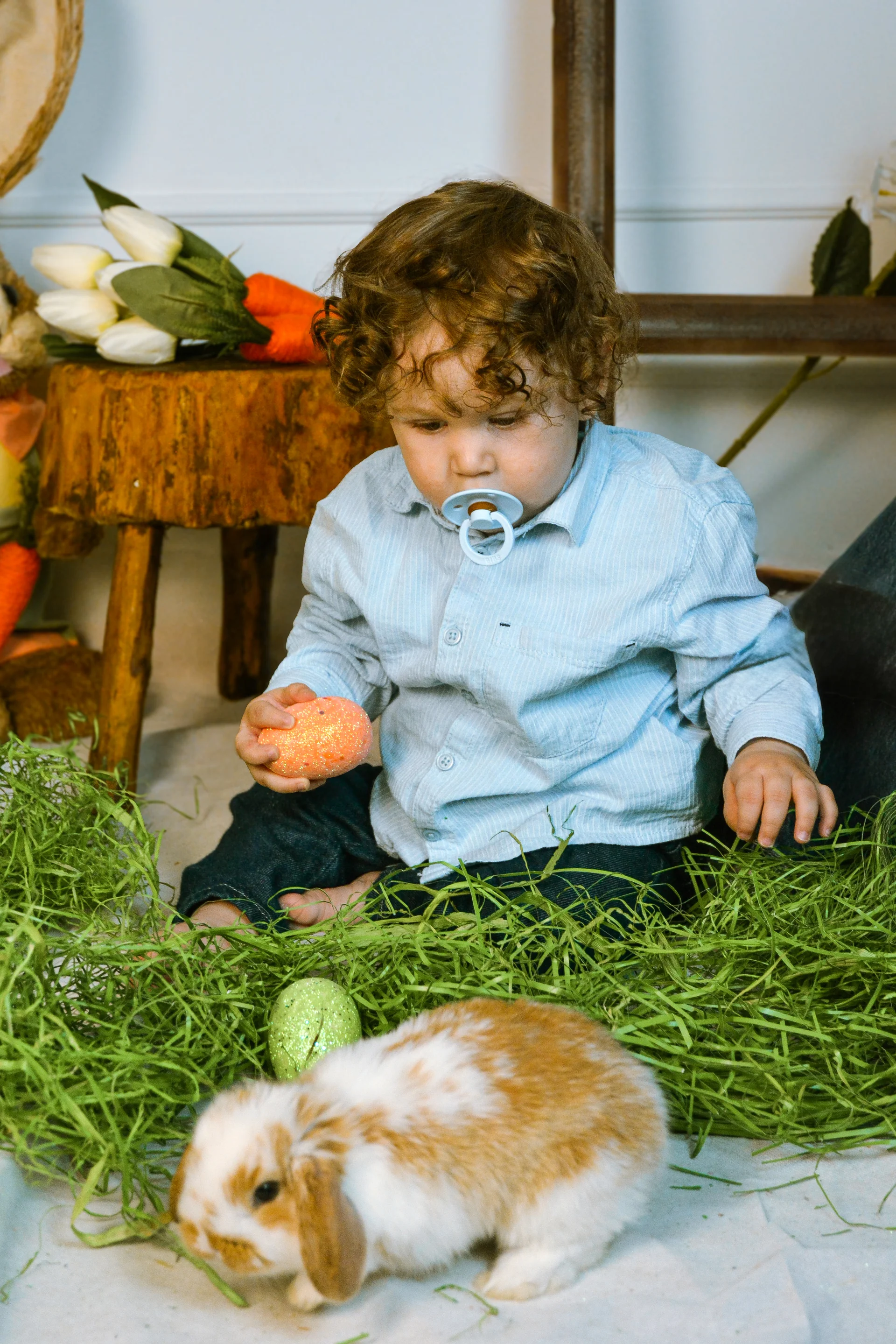 Uskršnje fotografisanje dece sa prolećnim rekvizitima