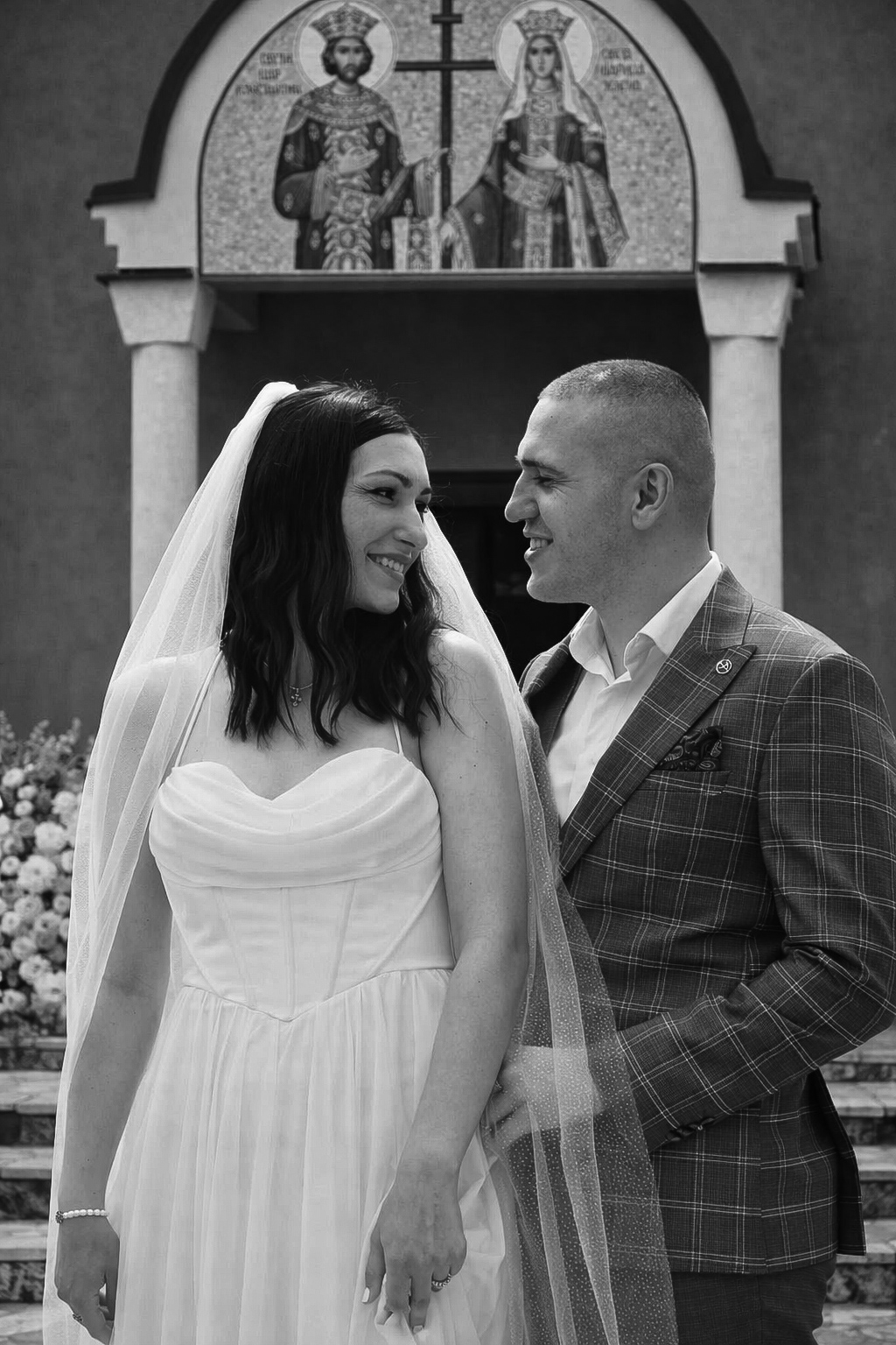 Mladenci na venčanju - emotivni trenutak razmene prstenja