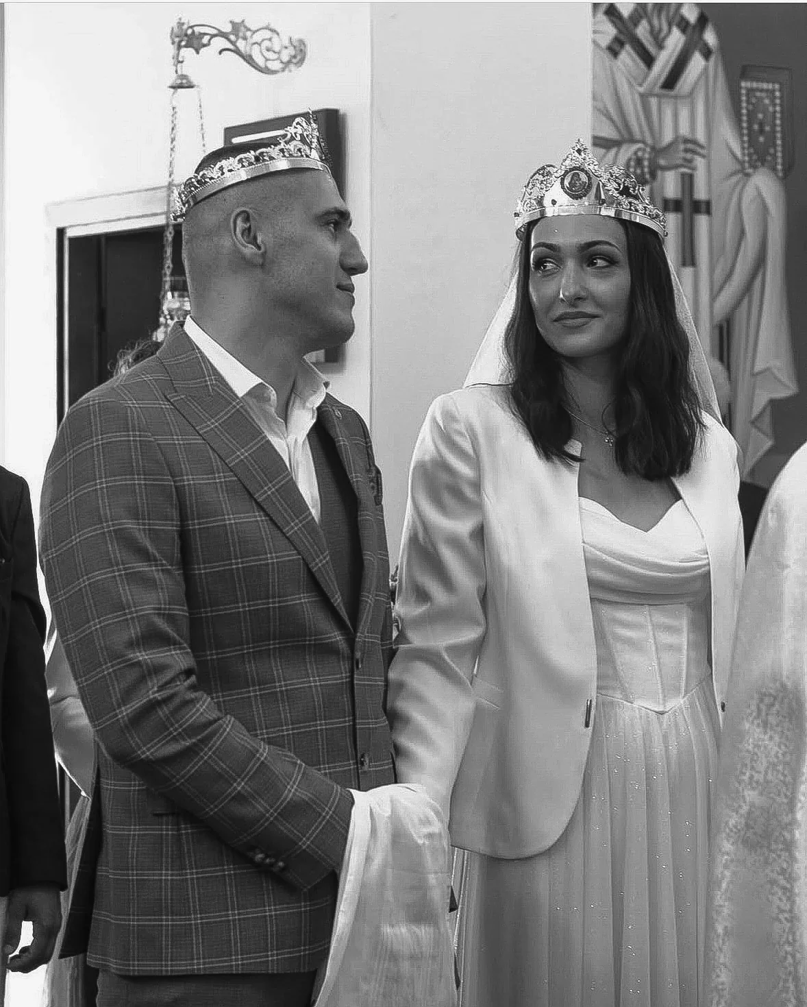 Prewedding sesija - devojka sa buketom, priprema za sesiju