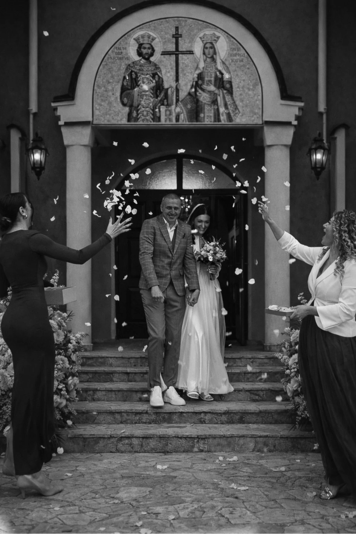 Prewedding detalj - buket cveća i romantični rekviziti