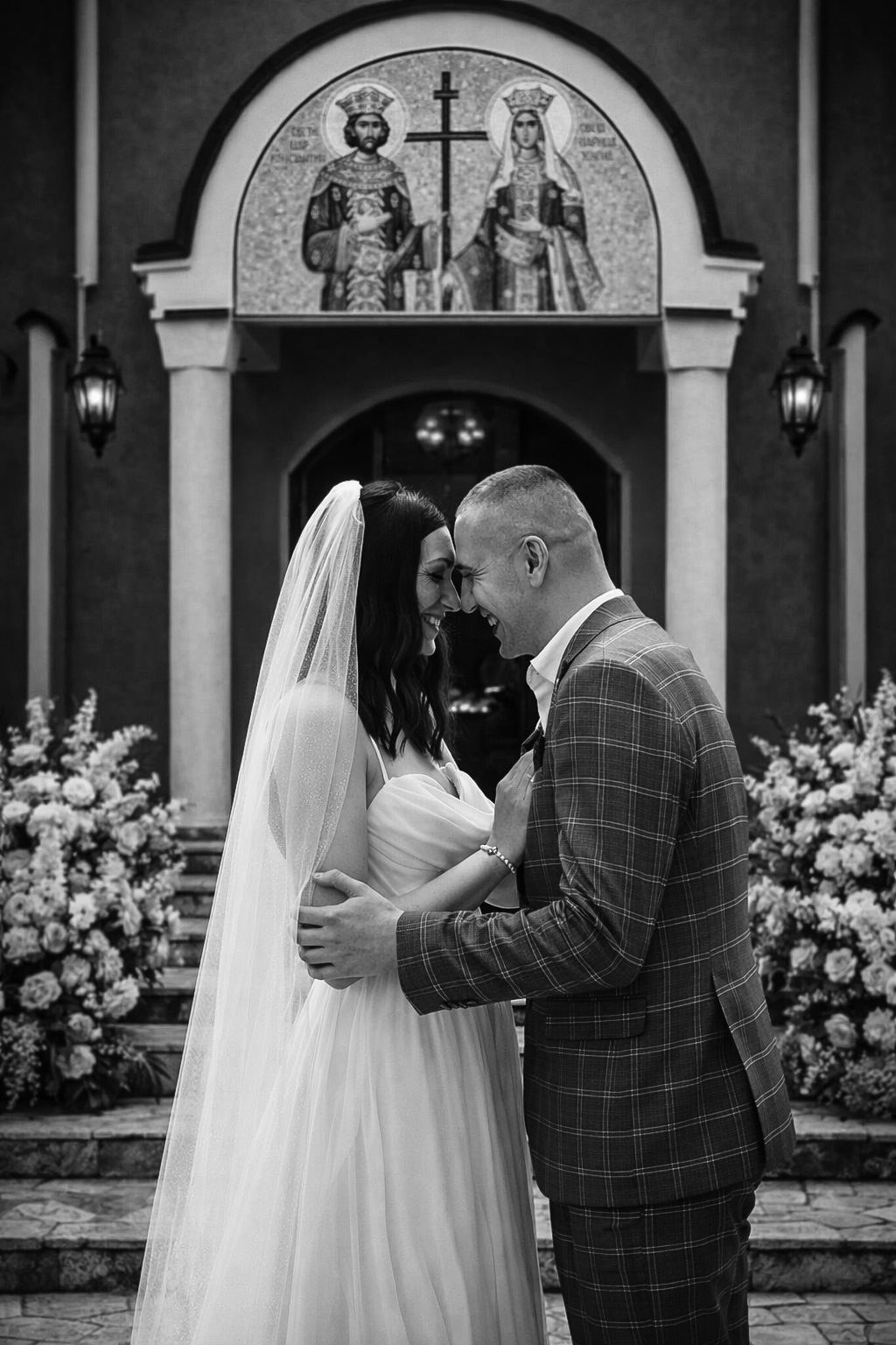 Mladenci sa gostima - radosni trenuci na svadbi