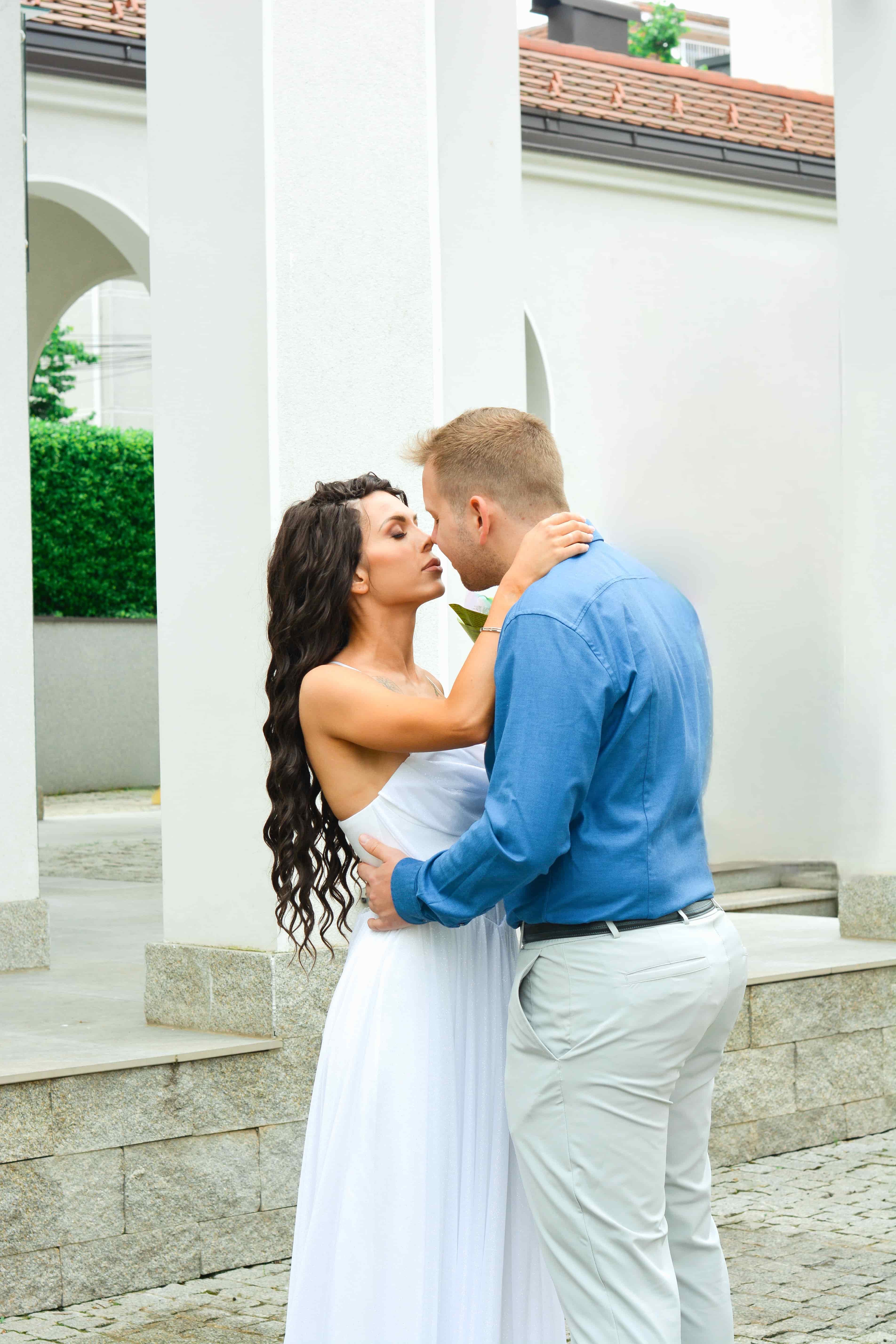 Mladenci ispred crkve - tradicionalno venčanje Srbija