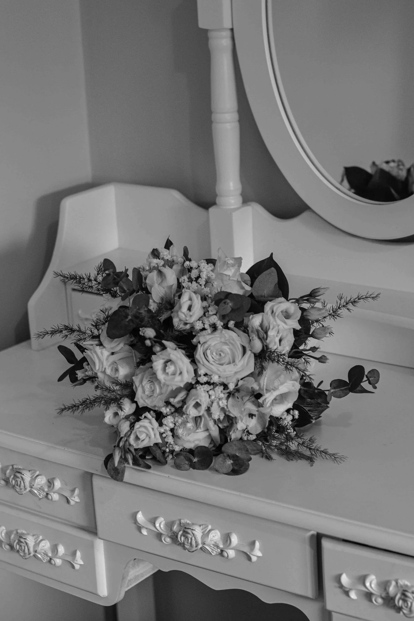 Prewedding detalj - buket cveća i romantični rekviziti